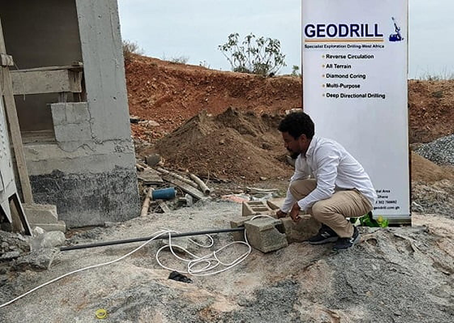 geodrill2-builds-shelter-borehole-aistiphi